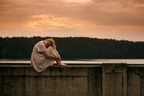 Mulher triste e em silêncio