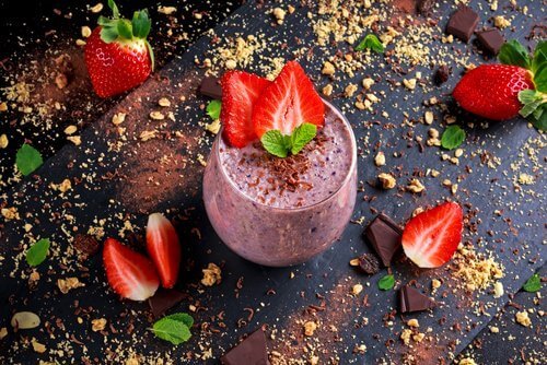 Vitamina emagrecedora e saudável de morango, aveia e gengibre