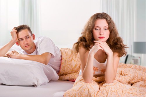 casal_infeliz_cama