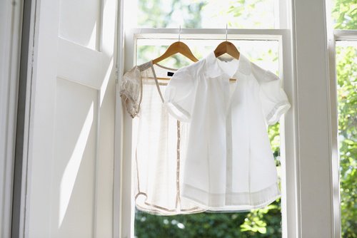 Estender a roupa dentro de casa é um dos hábitos que provocam doenças