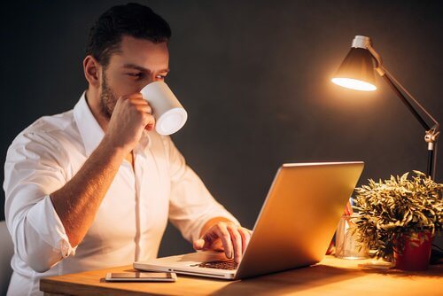 Beber muito café e trabalhar tarde à noite são hábitos que provocam doenças