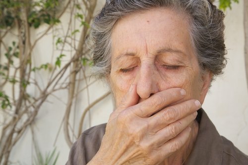 idosa_bocejando_cansada