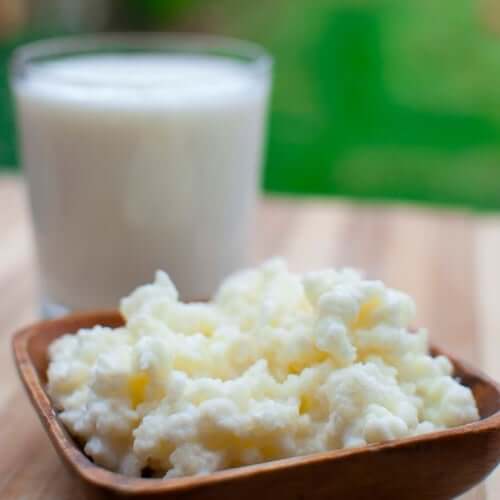 O kefir é o leite de vaca ou de cabra fermentado. Tem um sabor ácido e cai muito bem graças ao seu processo de fermentação, onde a presença do açúcar original do leite é reduzida ao máximo