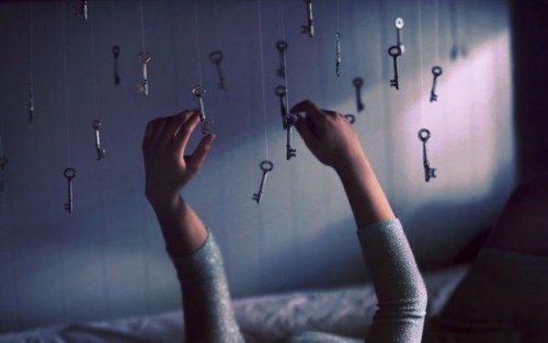 Chaves caindo em silêncio