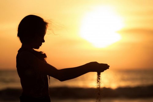 menina_por_do_sol_areia
