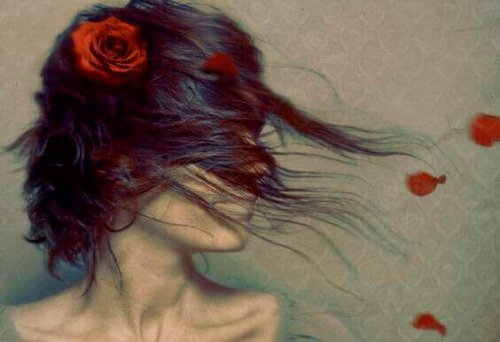 Boa pessoa com flores no cabelo