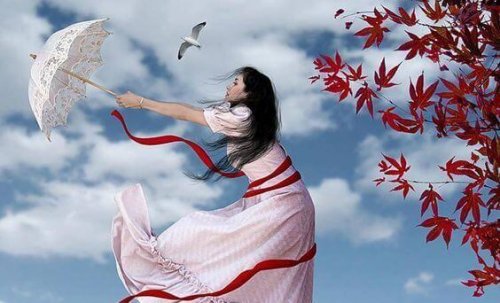 Mulher com uma sombrinha para não se afetar pelos outros