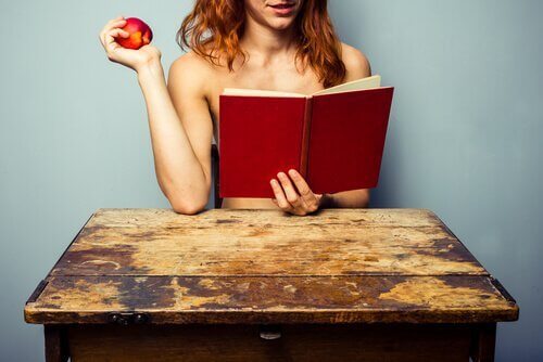 Mulher lendo livro para melhorar a agilidade mental