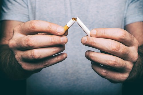 Pessoa com osteoporose que deixou de fumar