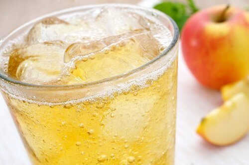 Colocar gelo nas bebidas faz mal?