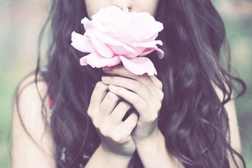 Boa pessoa cheirando flor