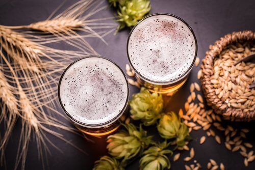 Dois copos de cerveja