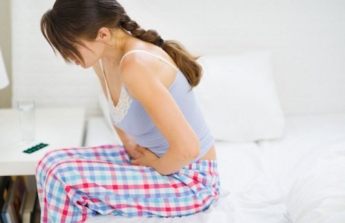 Mulher com dor na região da vesícula biliar