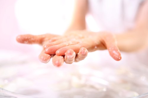 Esfoliar as mãos