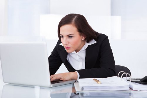 Mulher com uma postura inadequada para os seios