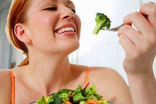Mulher comendo brócolis