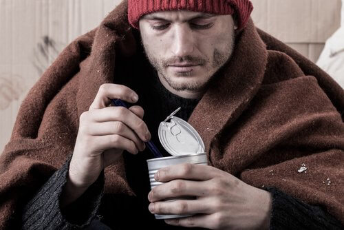 Homem triste comendo enlatados