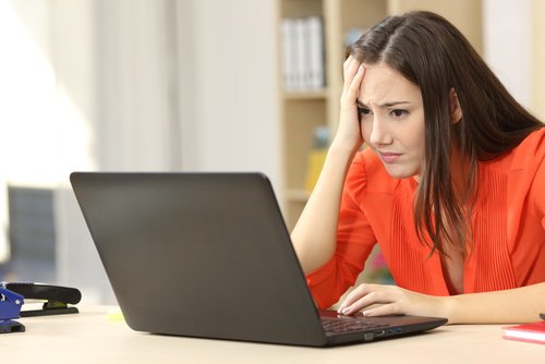 Mulher com fadiga por não fazer corretamente o desjejum