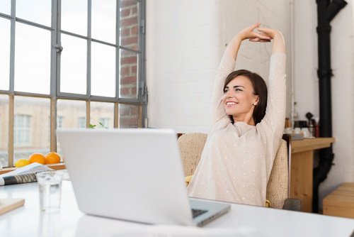 Mulher se alongando no trabalho