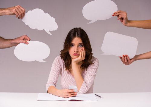 Mulher com medo do que os outros podem dizer