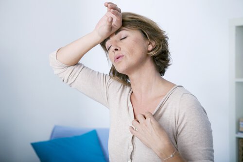 Mulher com calor devido a desequilíbrios hormonais