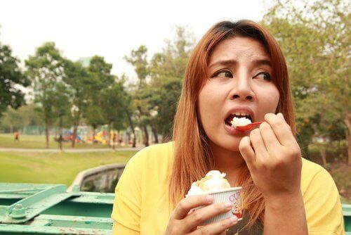 Mulher que não consegue parar de comer quando está triste
