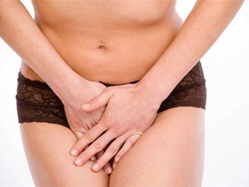 Mulher com incontinência urinária
