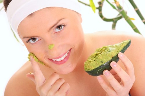 Comer abacate proporciona pele e cabelo mais saudáveis