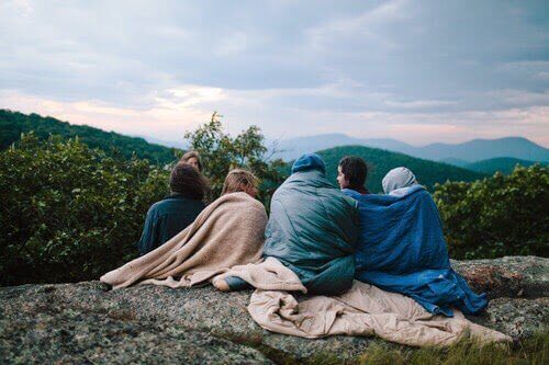 Amigos acampando na natureza