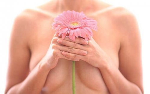 Mulher com flor e com o abdômen inchado