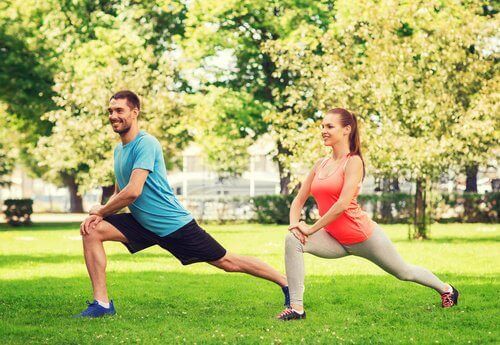 Casal fazendo exercícios