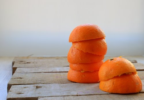 A casca de laranja ajuda a eliminar o tártaro dos dentes
