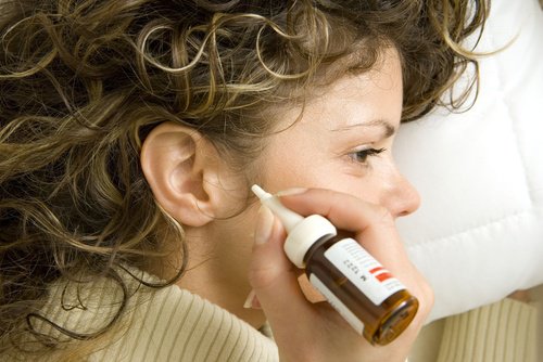 Água oxigenada para cera dos ouvidos