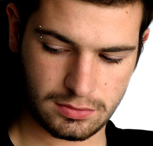 Homem com piercing na sombrancelha