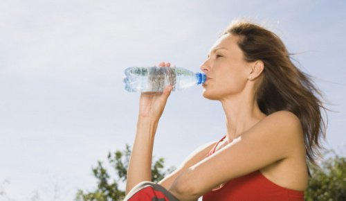 Beber água para ajudar a se desintoxicar