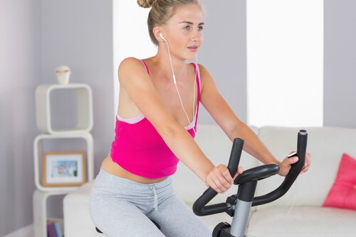 Mulher fazendo exercícios
