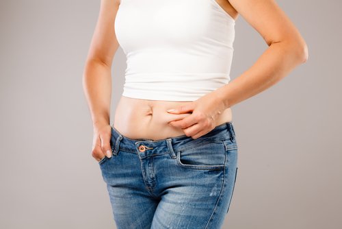 Mulher com gordura abdominal por causa de desequilíbrio hormonal