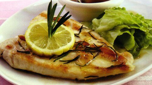 Peito de frango em salada