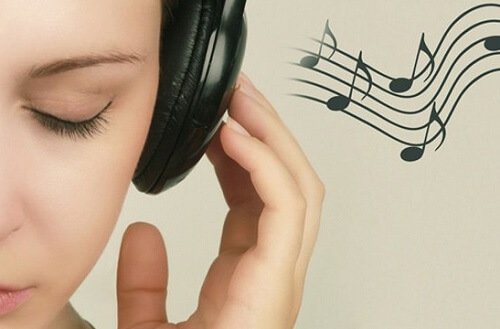 Mulher ouvindo música