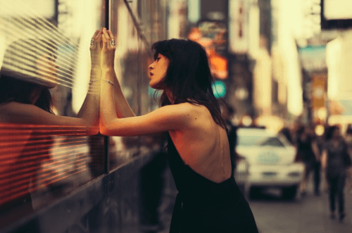 Mulher olhando para a parede