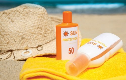 Usar protetor solar pode ajudar a tratar a pele seca