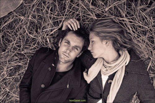 Mulher abraçando seu ex