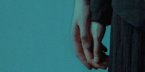 Casal de mãos dadas em um relacionamento