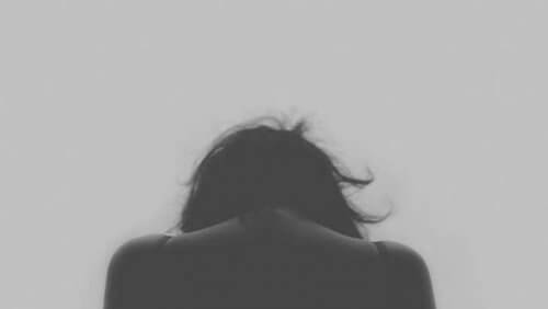 Mulher triste porque faltam muitas coisas