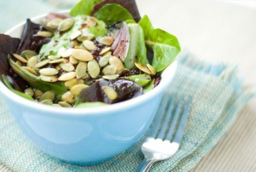 Salada com sementes de abóbora e folhas verdes