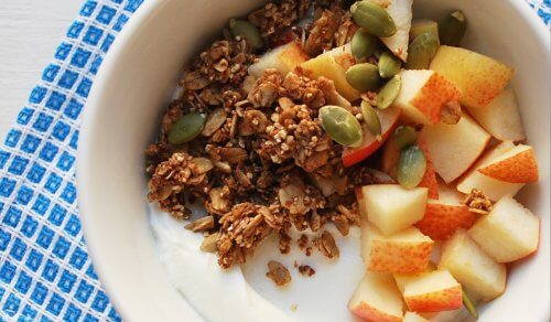 Salada com sementes de abóbora e frutas