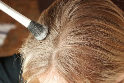 Xampu seco sendo aplicado no cabelo