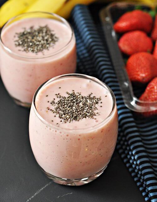 Bebida com morango e sementes