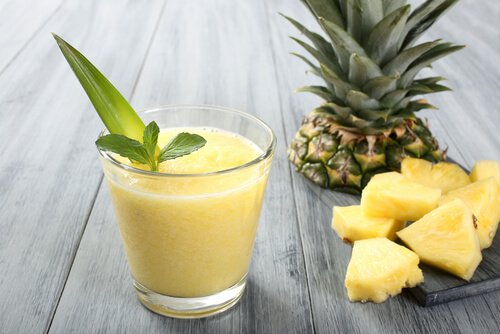 Bebida com morango e abacaxi