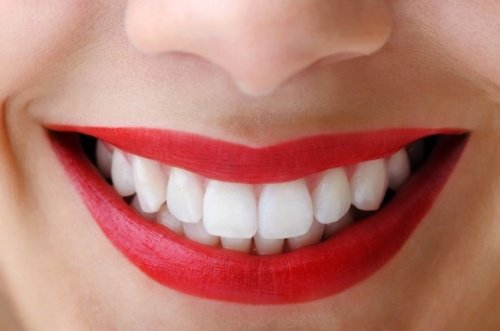 Carvão ativado serve para branquear os dentes